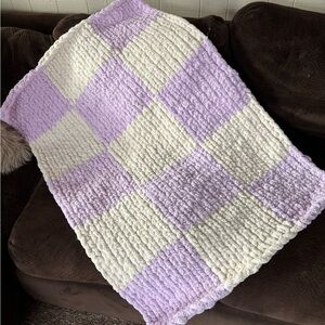 Cozy Lavender and White Checkered Throw Blanket